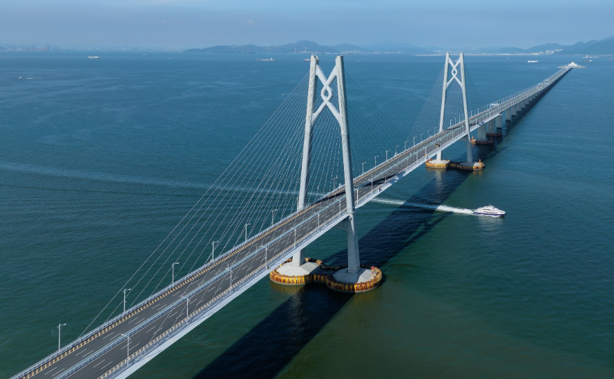 横跨伶仃洋的港珠澳大桥