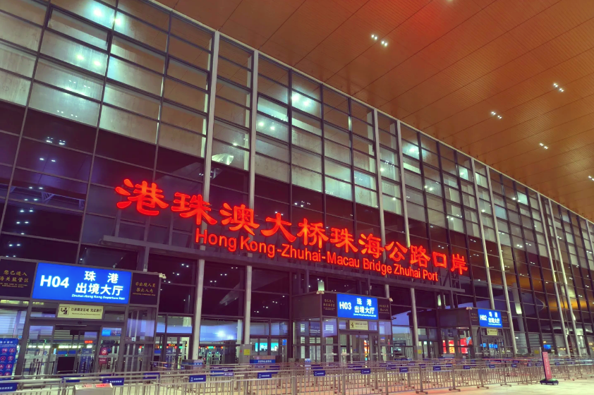 灯火通明的港珠澳大桥口岸