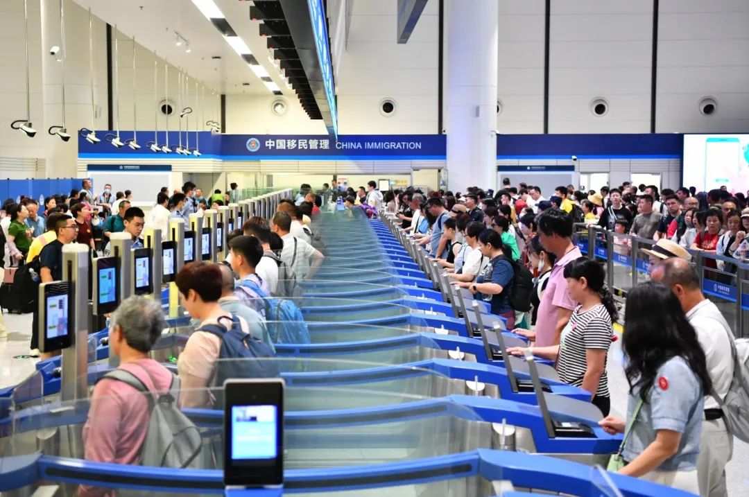 莲塘口岸过关情景