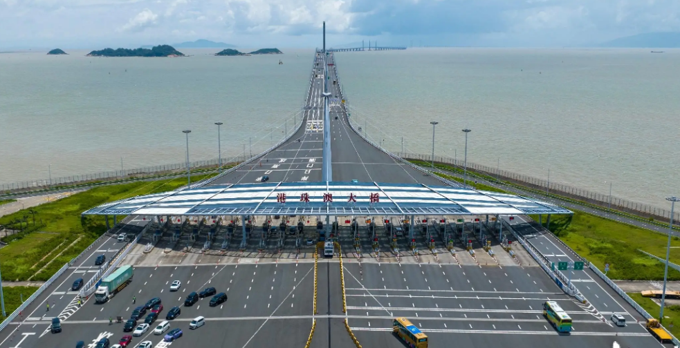 港珠澳大桥口岸开通后，成为中港车牌通行的重要新选择