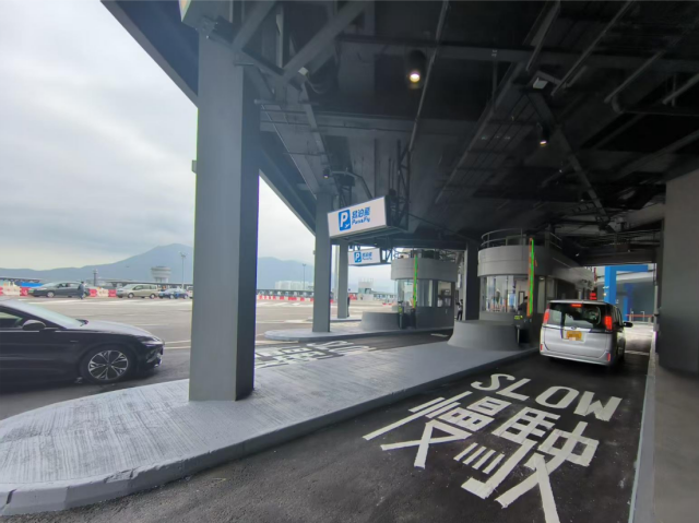 车辆在综合检查亭进行资料检查。摄/伍超贤